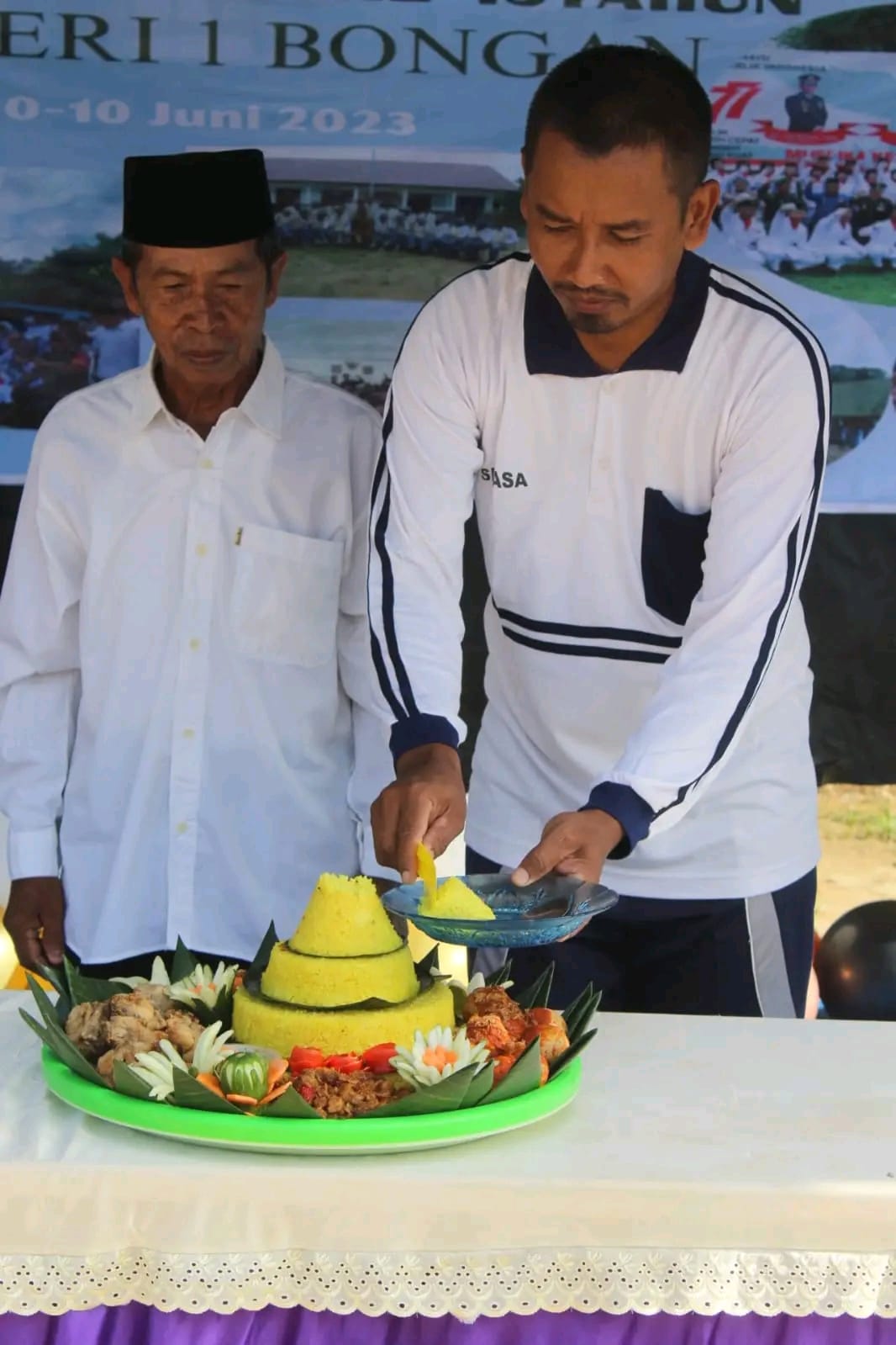 pemotongan tumpeng